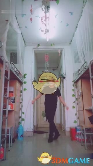 吴京意外受伤戴护具现身